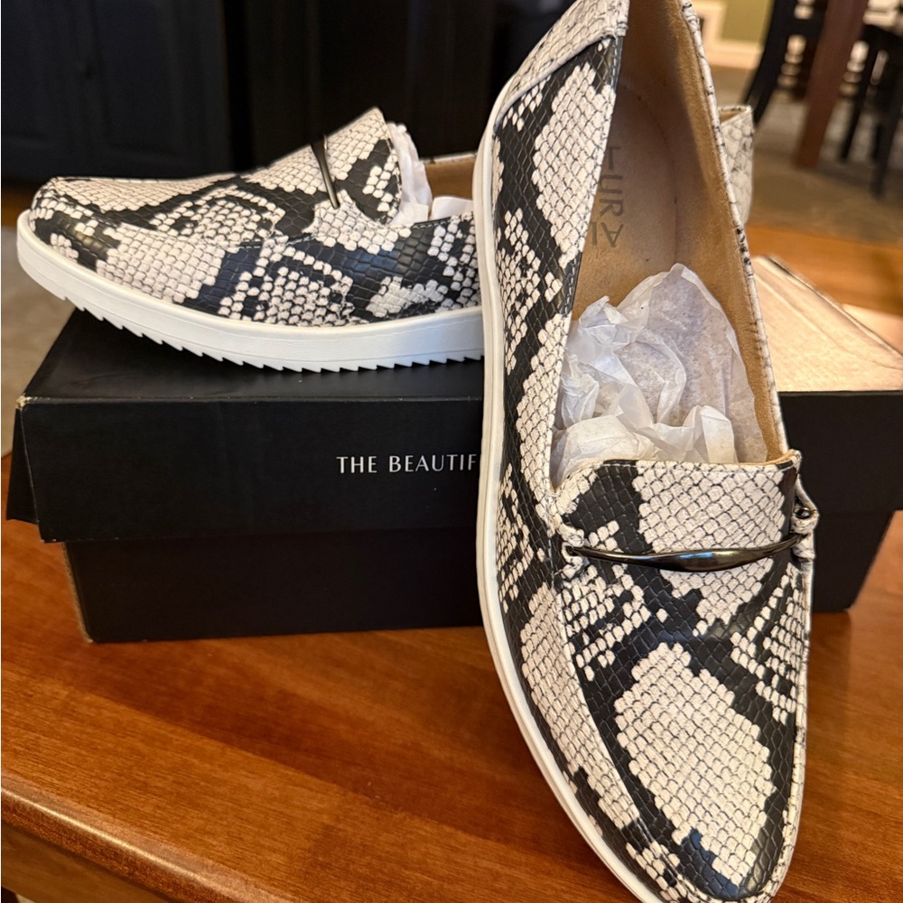 Naturalizer Black & White Snake-Print Slip-On Loafers NWOT.